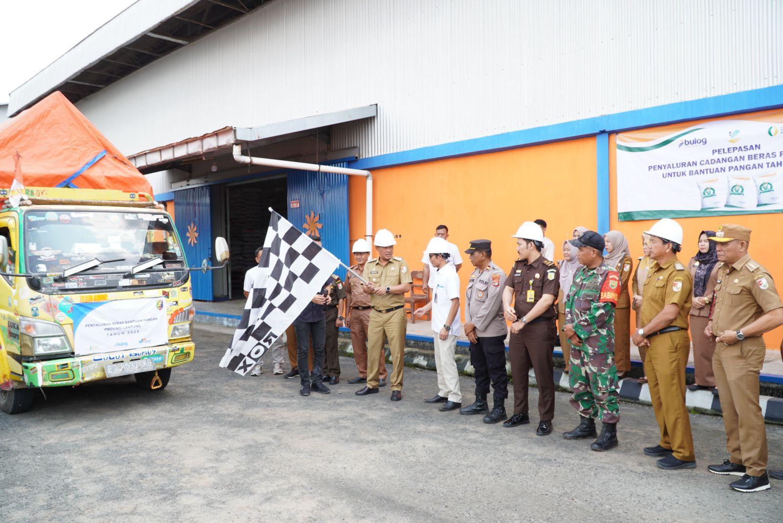 Wakil Bupati Tubaba Lepas Bantuan Pangan Cadangan Pemerintah untuk Warga Wakil Bupati Tubaba Lepas Bantuan Pangan Cadangan Pemerintah untuk Warga