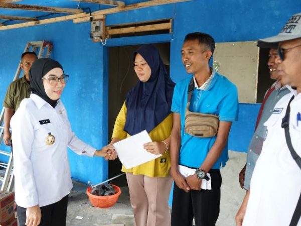 Peduli Kepada Masyarakat, Bupati Ayu Asalasiyah Berikan Bantuan Kepada Korban Musibah Kebakaran