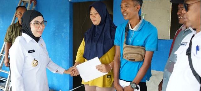 Peduli Kepada Masyarakat, Bupati Ayu Asalasiyah Berikan Bantuan Kepada Korban Musibah Kebakaran