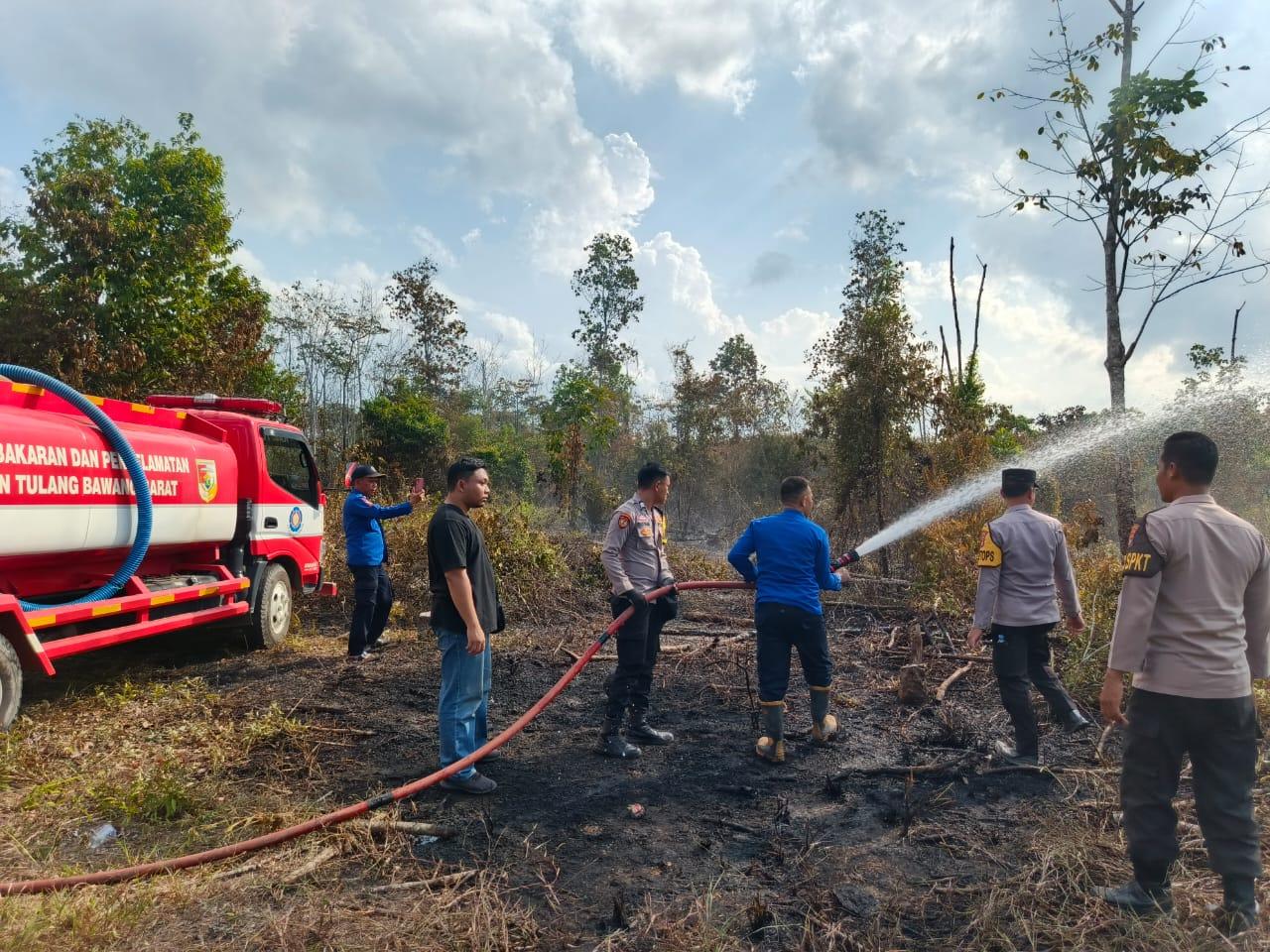Gerak Cepat Polisi Bersama Warga Berhasil Padamkan api Karhutla di Tiyuh Panaragan