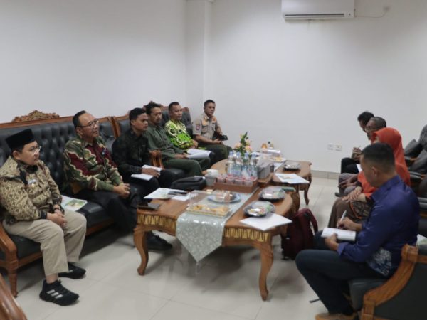 Wakil Bupati Irawan Topani Tetima Kunjungan Repong Damar dan WCS Wakil Bupati Irawan Topani Tetima Kunjungan Repong Damar dan WCS