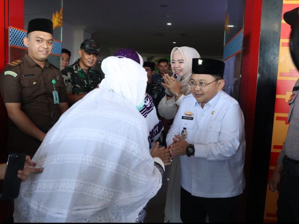 WakilBupati Irawan Topani Sambut Kedatangan 56 Jama'ah Haji Asal Pesibar WakilBupati Irawan Topani Sambut Kedatangan 56 Jama'ah Haji Asal Pesibar