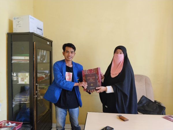 Dukung Program Literasi 1000 Buku, Dinas Porapar Berikan Donasi Buku Kepada PC PMII Way Kanan