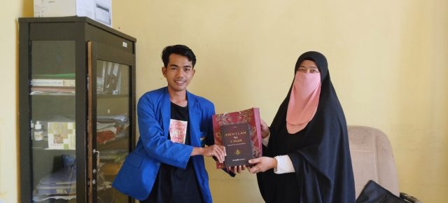 Dukung Program Literasi 1000 Buku, Dinas Porapar Berikan Donasi Buku Kepada PC PMII Way Kanan