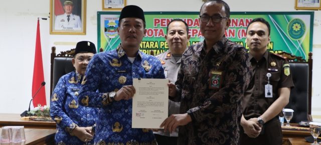 Pemkab Pesibar Tandatangani MoU Bersama PN Liwa Terkait Penyedian Ruang Sidang Di Tempat