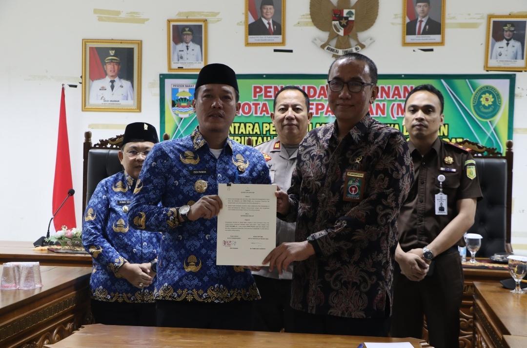 Pemkab Pesibar Tandatangani MoU Bersama PN Liwa Terkait Penyedian Ruang Sidang Di Tempat Pemkab Pesibar Tandatangani MoU Bersama PN Liwa Terkait Penyedian Ruang Sidang Di Tempat