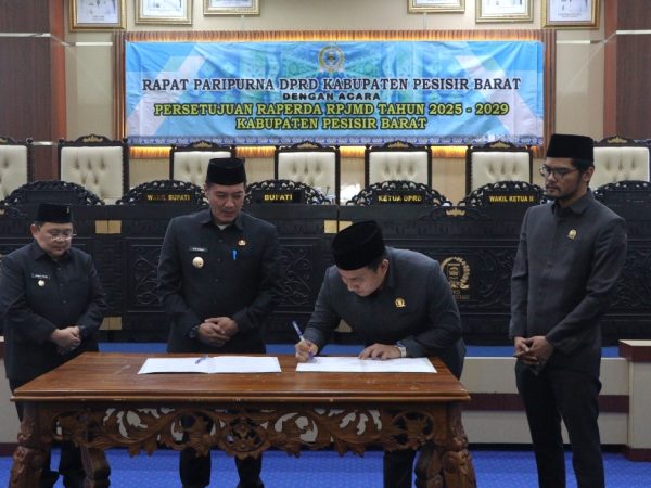 Bupati - Wakil Bupati Pesibar Hadiri Rapat Paripurna Persetujuan Ranperda Pertanggungjawaban Pelaksanaan APBD Tahun 2024 Bupati - Wakil Bupati Pesibar Hadiri Rapat Paripurna Persetujuan Ranperda Pertanggungjawaban Pelaksanaan APBD Tahun 2024