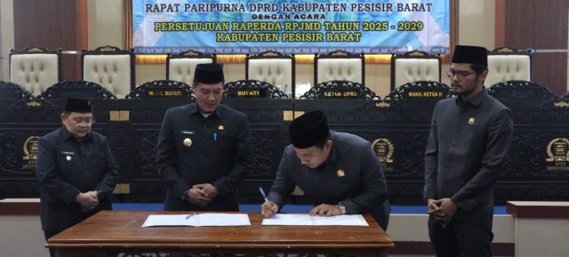 Bupati - Wakil Bupati Pesibar Hadiri Rapat Paripurna Persetujuan Ranperda Pertanggungjawaban Pelaksanaan APBD Tahun 2024