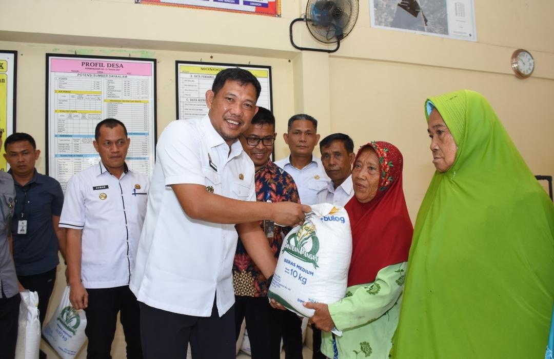 Wakil Bupati Tubaba Monitoring Distribusi Bantuan Pangan Beras Cadangan Pemerintah