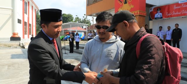 Parosil Serahkan Uang 10 Juta Kepada Warga Balik Bukit Mengalami Penyakit Mata. 