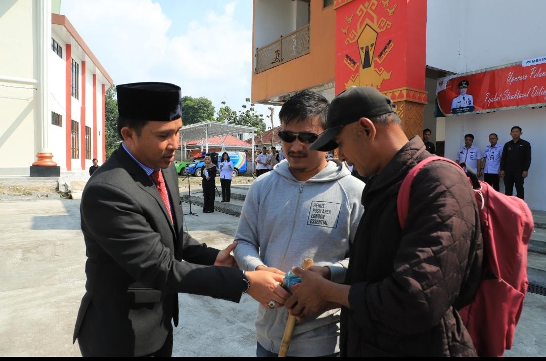 Parosil Serahkan Uang 10 Juta Kepada Warga Balik Bukit Mengalami Penyakit Mata. Parosil Serahkan Uang 10 Juta Kepada Warga Balik Bukit Mengalami Penyakit Mata.