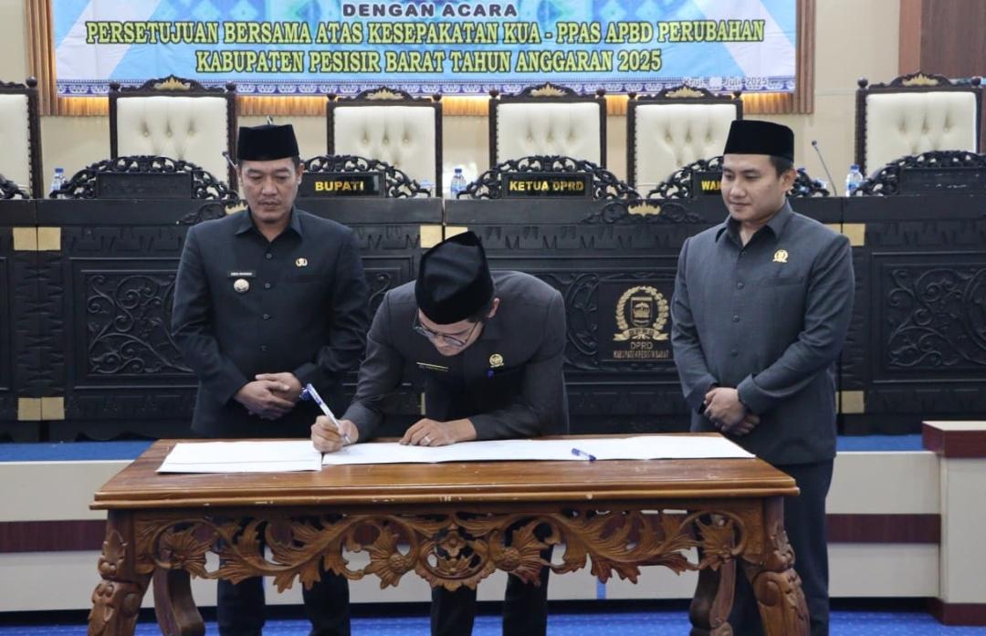 Bupati Dedi Iriawan Hadiri Paripurna Persetujuan Kesepakatan KUA-PPAS APBD Perubahan Tahun 2025