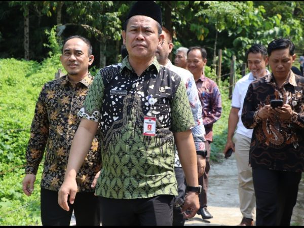 Dorong Perlindungan Produk Lokal Damar Mata Kucing, Plt. Kakanwil Kemenkumham Lampung Kunjungi Pesisir Barat Dorong Perlindungan Produk Lokal Damar Mata Kucing, Plt. Kakanwil Kemenkumham Lampung Kunjungi Pesisir Barat