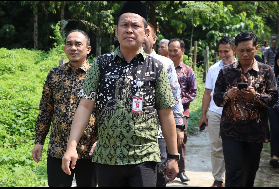 Dorong Perlindungan Produk Lokal Damar Mata Kucing, Plt. Kakanwil Kemenkumham Lampung Kunjungi Pesisir Barat Dorong Perlindungan Produk Lokal Damar Mata Kucing, Plt. Kakanwil Kemenkumham Lampung Kunjungi Pesisir Barat