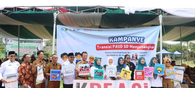 Asisten I Audi Marpi Resmi Buka Kampanye Transisi PAUD ke SD Menyenangkan Di Pesisir Barat
