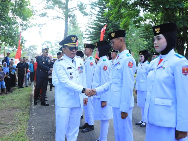 Bupati Parosil Mabsus Janjikan Reward Kepada 50 Anggota Paskibraka Lampung Barat Yang Sukses Gelar Peringatan HUT RI Ke-80