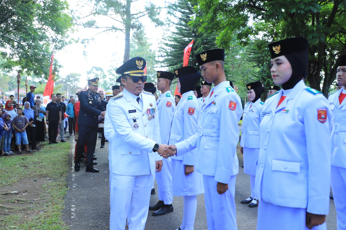 Bupati Parosil Mabsus Janjikan Reward Kepada 50 Anggota Paskibraka Lampung Barat Yang Sukses Gelar Peringatan HUT RI Ke-80 Bupati Parosil Mabsus Janjikan Reward Kepada 50 Anggota Paskibraka Lampung Barat Yang Sukses Gelar Peringatan HUT RI Ke-80