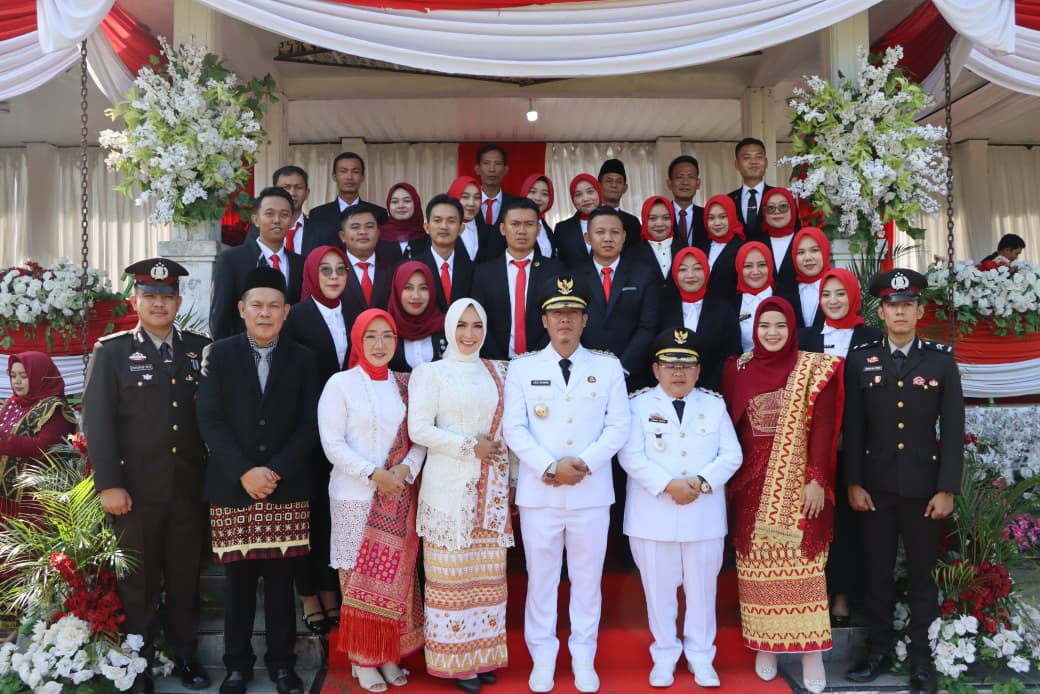Bertindak Sebagai Inspektur, Bupati Dedi Irawan Pimpin Upacara Peringatan HUT Republik Indonesia Ke-80