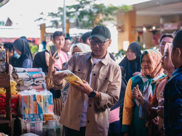Gelar Kunjungan Di Pasar Natar, Gubernur Mirza Temukan Harga Minyak Goreng Lebih Tinggi dari HET Gelar Kunjungan Di Pasar Natar, Gubernur Mirza Temukan Harga Minyak Goreng Lebih Tinggi dari HET