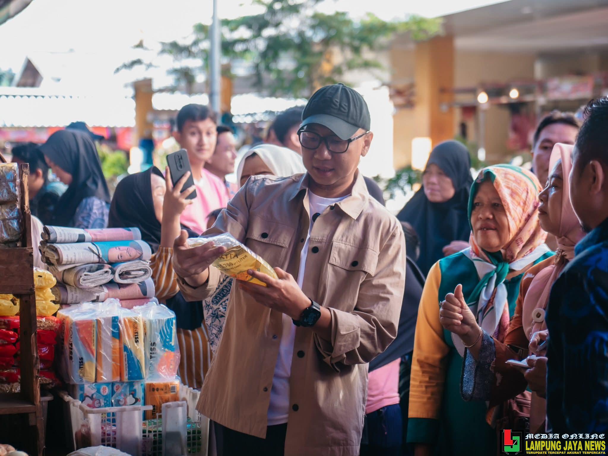 Gelar Kunjungan Di Pasar Natar, Gubernur Mirza Temukan Harga Minyak Goreng Lebih Tinggi dari HET Gelar Kunjungan Di Pasar Natar, Gubernur Mirza Temukan Harga Minyak Goreng Lebih Tinggi dari HET