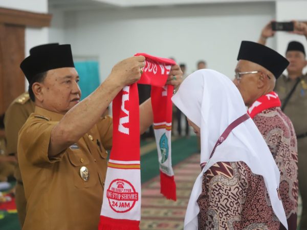 Mad Hasnurin Lepas 53 Jamaah Umroh Asal Lambar, Arrumaisya Jamaah Termuda
