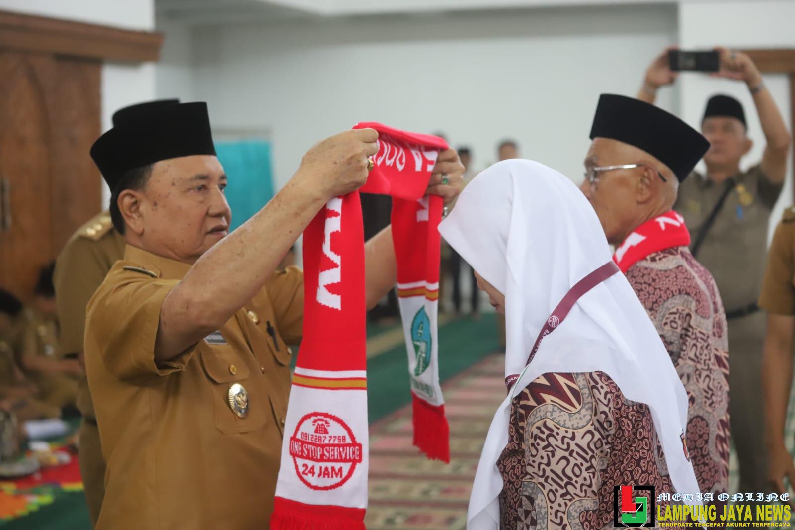 Mad Hasnurin Lepas 53 Jamaah Umroh Asal Lambar, Arrumaisya Jamaah Termuda Mad Hasnurin Lepas 53 Jamaah Umroh Asal Lambar, Arrumaisya Jamaah Termuda