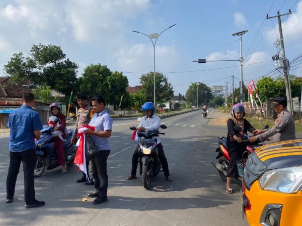 Gelorakan Nasionalisme, Polres Tulang Bawang Barat Bagikan dan Pasangkan Bendera Merah Putih kepada Pengendara