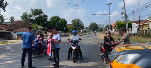Gelorakan Nasionalisme, Polres Tulang Bawang Barat Bagikan dan Pasangkan Bendera Merah Putih kepada Pengendara