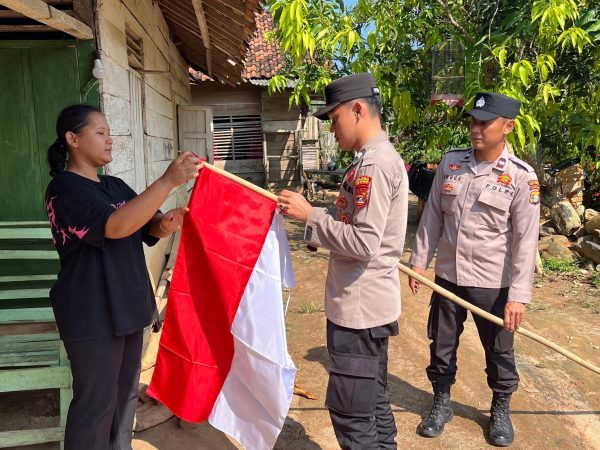 Semarakkan Hari Kemerdekaan Republik Indonesia Ke 80, Polsek Blambangan Umpu Bagikan Bendera Merah Putih Kepada Masyarakat Sekitar
