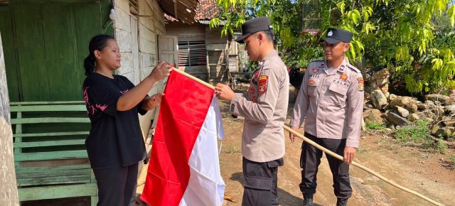 Semarakkan Hari Kemerdekaan Republik Indonesia Ke 80, Polsek Blambangan Umpu Bagikan Bendera Merah Putih Kepada Masyarakat Sekitar