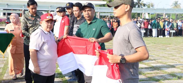 Gelar Apel Jum'at, Wakil Bupati Irawan Topani Bagikan Bendera Merah Putih Semarakan HUT RI Ke-80