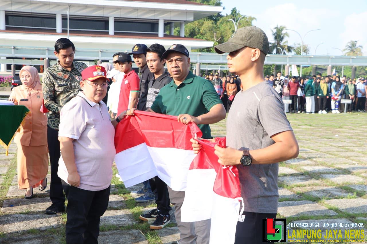 Gelar Apel Jum'at, Wakil Bupati Irawan Topani Bagikan Bendera Merah Putih Semarakan HUT RI Ke-80