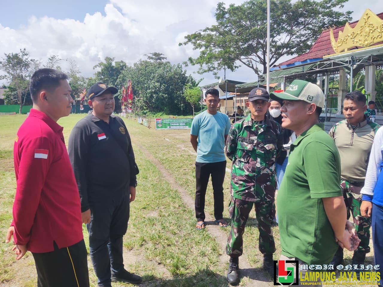 Bupati dan Ketua TP-PKK Pesibar Tinjau Proses Pelatihan Calon Paskibraka Bupati dan Ketua TP-PKK Pesibar Tinjau Proses Pelatihan Calon Paskibraka