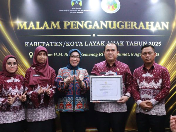 Bersama Kepala DP3APPKB, Bupati Ayu Asalasiyah Terima Penghargaan Anugerah KLA Tahun2025