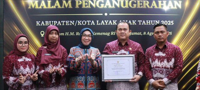 Bersama Kepala DP3APPKB, Bupati Ayu Asalasiyah Terima Penghargaan Anugerah KLA Tahun2025