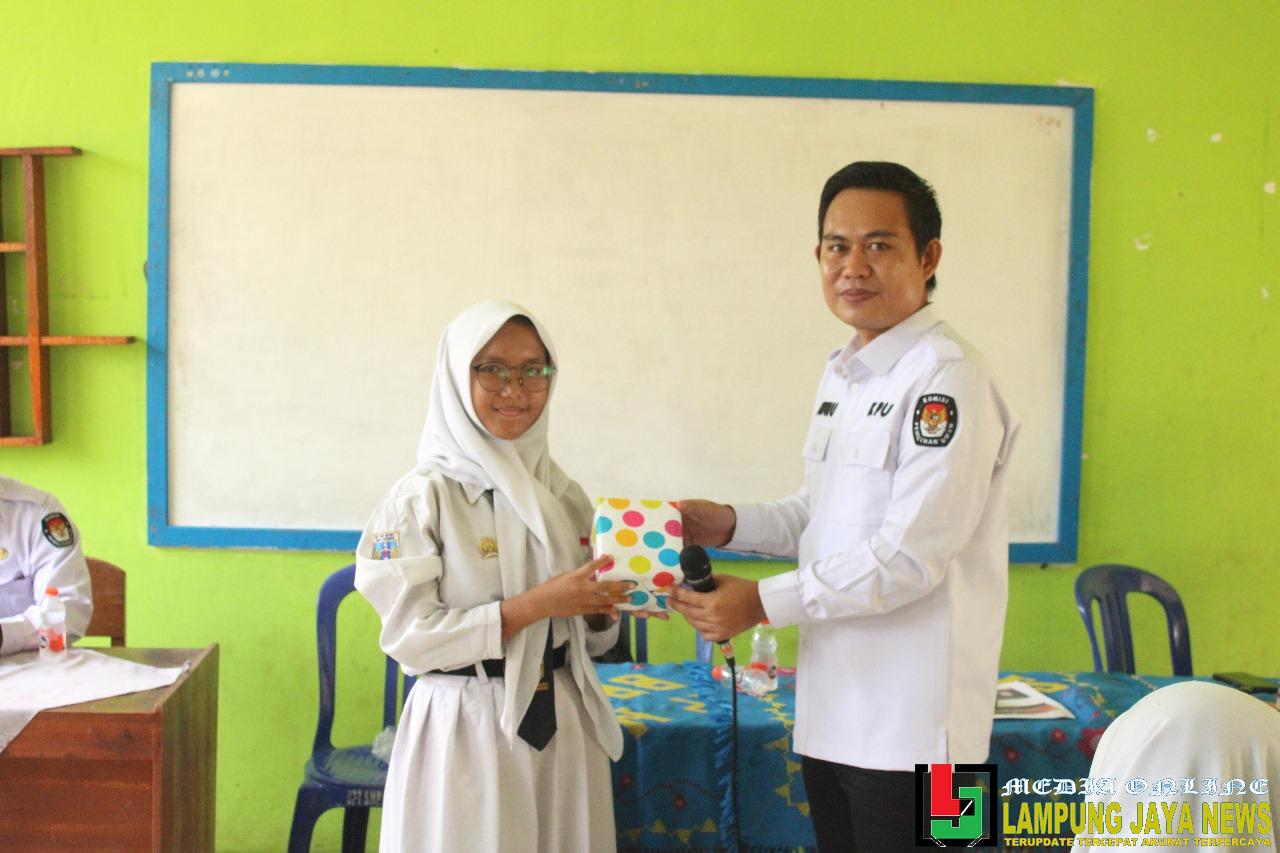 KPU Way Kanan Kembali Gelar Sosialisasi Pendidikan Pemilih Berkelanjutan di SMPN 1 Umpu Semenguk