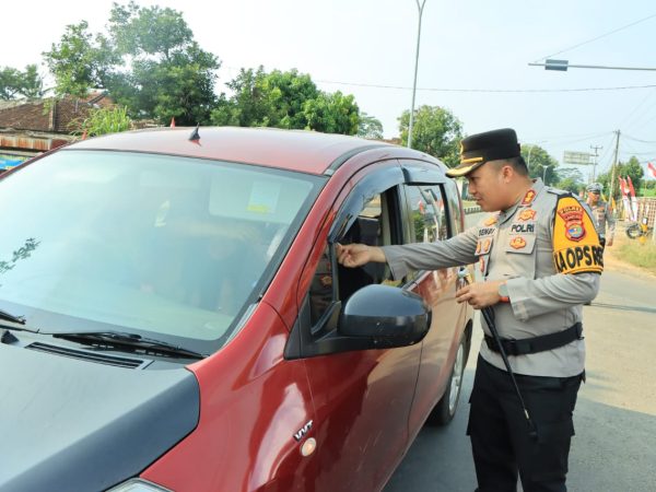Tebarkan Semangat Nasionalisme Kapolres Tulang Bawang Barat Bagikan Bendera Merah Putih Menjelang HUT RI ke-80 Tebarkan Semangat Nasionalisme Kapolres Tulang Bawang Barat Bagikan Bendera Merah Putih Menjelang HUT RI ke-80