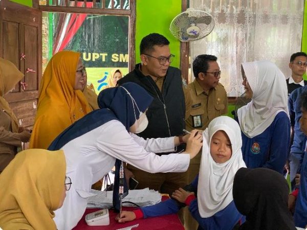 Sekda Machiavelli HT Tinjau Pelaksanaan Cek Kesehatan Gratis Disekolah, Pastikan Program Berjalan Optimal
