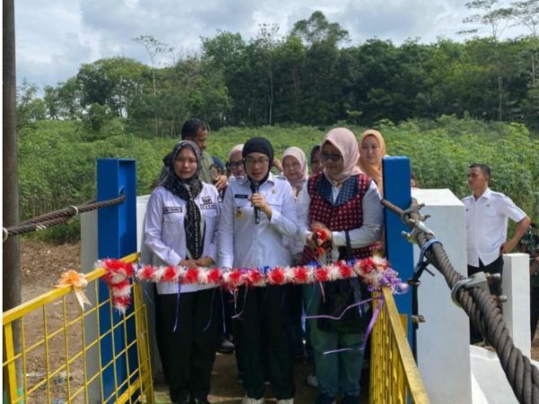 Bupati Ayu Asalasiyah Resmikan Jembatan Gantung Baja dan Pembangunan Rehabilitasi SD Di Gunung Katun