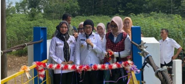 Bupati Ayu Asalasiyah Resmikan Jembatan Gantung Baja dan Pembangunan Rehabilitasi SD Di Gunung Katun