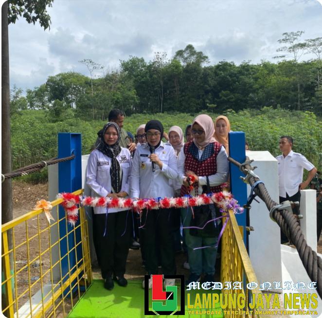 Bupati Ayu Asalasiyah Resmikan Jembatan Gantung Baja dan Pembangunan Rehabilitasi SD Di Gunung Katun