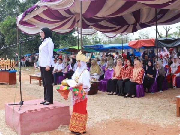 Bupati Way Kanan Ayu Asalasiyah resmi membuka lomba PBB dan Lomba Pidato Bahasa Lampung Se-Kabupaten Way Kanan