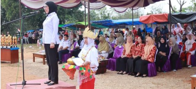 Bupati Way Kanan Ayu Asalasiyah resmi membuka lomba PBB dan Lomba Pidato Bahasa Lampung Se-Kabupaten Way Kanan