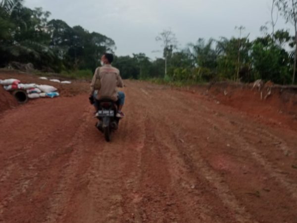Proyek Jalan Lingkungan di RT 13 Diduga Gelap: Warga Dikejutkan, Papan Informasi Raib, Pemerintah Bungkam Proyek Jalan Lingkungan di RT 13 Diduga Gelap: Warga Dikejutkan, Papan Informasi Raib, Pemerintah Bungkam