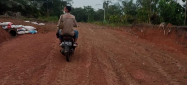 Proyek Jalan Lingkungan di RT 13 Diduga Gelap: Warga Dikejutkan, Papan Informasi Raib, Pemerintah Bungkam