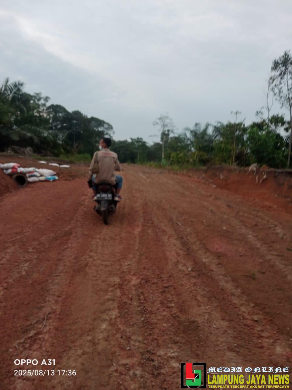 Proyek Jalan Lingkungan di RT 13 Diduga Gelap: Warga Dikejutkan, Papan Informasi Raib, Pemerintah Bungkam