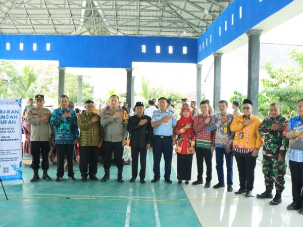 Kapolri Luncurkan Gerakan Pangan Murah Serentak, Polres Tulang Bawang Barat Salurkan 2 Ton Beras untuk Warga Kapolri Luncurkan Gerakan Pangan Murah Serentak, Polres Tulang Bawang Barat Salurkan 2 Ton Beras untuk Warga