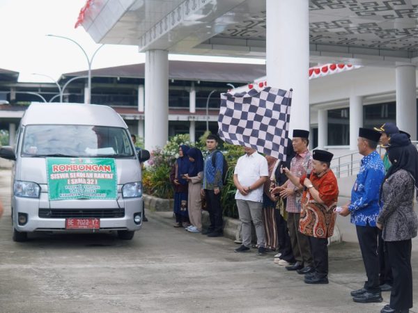Wakil Bupati Irawan Topani Lepas Keberangkatan 32 Siswa Sekolah Rakyat (SRMA 32) Wakil Bupati Irawan Topani Lepas Keberangkatan 32 Siswa Sekolah Rakyat (SRMA 32)