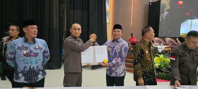 Parosil Mabsus Tandatangani MoU Kesepakatan Jaga Desa Dengan Kajari Lampung Barat