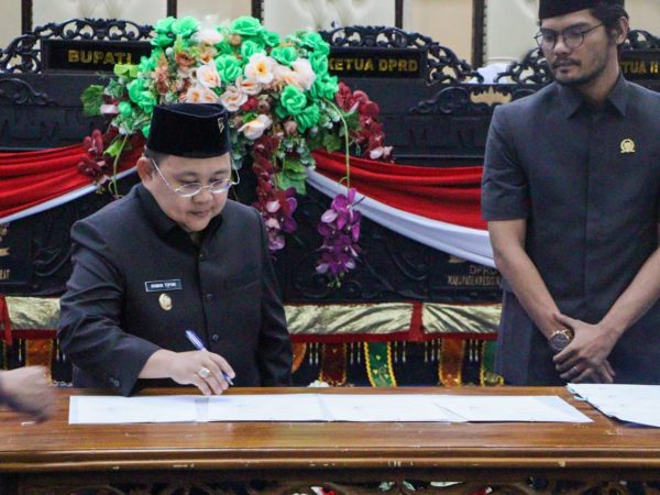 Wakil Bupati Irawan Topani Hadiri Rapat Paripurna Persetujuan KUA-PPAS APBD Tahun Anggaran 2026 Wakil Bupati Irawan Topani Hadiri Rapat Paripurna Persetujuan KUA-PPAS APBD Tahun Anggaran 2026